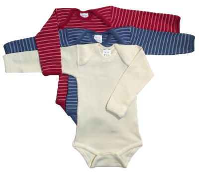Tre långärmade omlottbodys för baby, en naturvit enfärgad samt blå och rödrandiga med tryckknappar i grenen.
